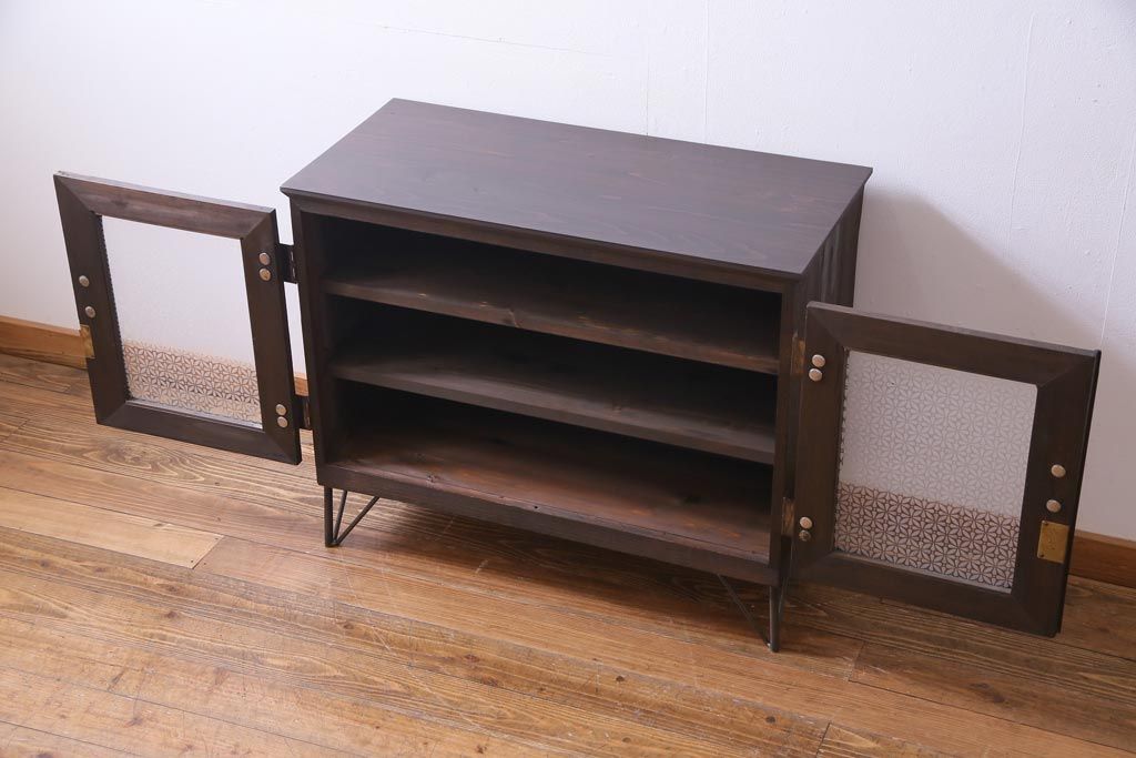 アンティーク家具　リメイク　当店オリジナルガラス　金具の意匠が魅力的な鉄脚付リビングボード(ローボード、収納棚)