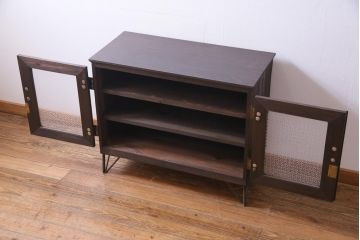 アンティーク家具　リメイク　当店オリジナルガラス　金具の意匠が魅力的な鉄脚付リビングボード(ローボード、収納棚)