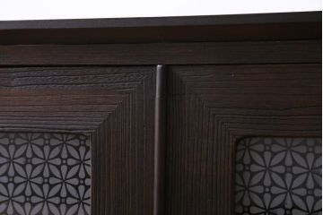 アンティーク家具　リメイク　当店オリジナルガラス　金具の意匠が魅力的な鉄脚付リビングボード(ローボード、収納棚)