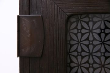 アンティーク家具　リメイク　当店オリジナルガラス　金具の意匠が魅力的な鉄脚付リビングボード(ローボード、収納棚)