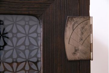 アンティーク家具　リメイク　当店オリジナルガラス　金具の意匠が魅力的な鉄脚付リビングボード(ローボード、収納棚)