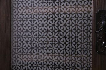 アンティーク家具　リメイク　当店オリジナルガラス　金具の意匠が魅力的な鉄脚付リビングボード(ローボード、収納棚)