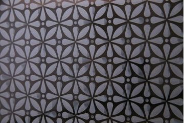 アンティーク家具　リメイク　当店オリジナルガラス　金具の意匠が魅力的な鉄脚付リビングボード(ローボード、収納棚)