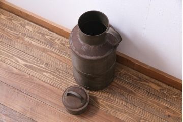 アンティーク雑貨　昭和レトロ　錆びついた質感が味わい深いミルク缶(牛乳缶、ディスプレイ)
