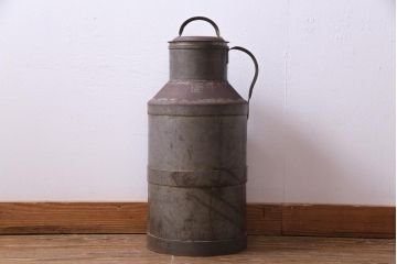 アンティーク雑貨　昭和レトロ　錆びついた質感が味わい深いミルク缶(牛乳缶、ディスプレイ)