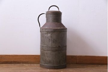 アンティーク雑貨　昭和レトロ　錆びついた質感が味わい深いミルク缶(牛乳缶、ディスプレイ)