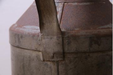 アンティーク雑貨　昭和レトロ　錆びついた質感が味わい深いミルク缶(牛乳缶、ディスプレイ)