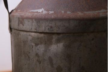 アンティーク雑貨　昭和レトロ　錆びついた質感が味わい深いミルク缶(牛乳缶、ディスプレイ)