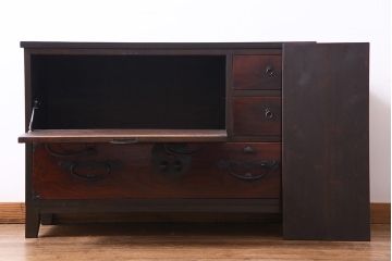 ラフジュ工房オリジナル　リメイク家具　鶴亀松の縁起物の金具が目を引く箪笥リビングボード(二本松箪笥、テレビボード、チェスト)