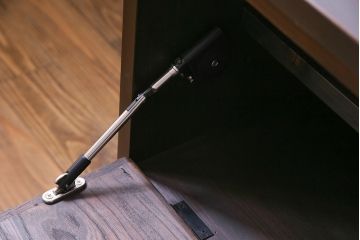 ラフジュ工房オリジナル　リメイク家具　鶴亀松の縁起物の金具が目を引く箪笥リビングボード(二本松箪笥、テレビボード、チェスト)