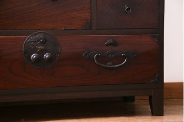 ラフジュ工房オリジナル　リメイク家具　鶴亀松の縁起物の金具が目を引く箪笥リビングボード(二本松箪笥、テレビボード、チェスト)