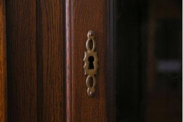 中古美品　イギリス輸入家具　特大サイズ!　オーク材　クラシカルな組み立て式キャビネット(収納棚、食器棚)(定価約140万円)