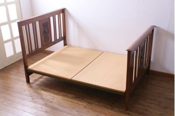 アンティーク家具　イギリスアンティーク　マホガニー材　気品漂うデザインのベッドフレーム