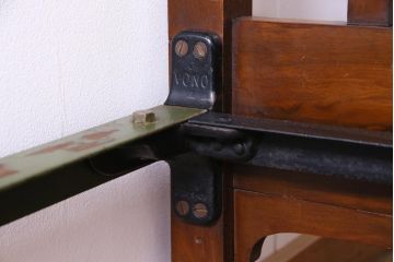 アンティーク家具　イギリスアンティーク　マホガニー材　気品漂うデザインのベッドフレーム
