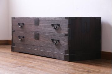 アンティーク家具　和製アンティーク　総桐材　浮造り仕上げ　渋さが漂う刀箪笥ローボード・2段(チェスト、和タンス、桐箪笥、桐たんす)