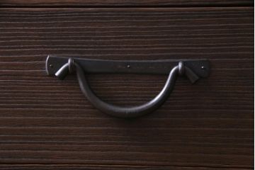 アンティーク家具　和製アンティーク　総桐材　浮造り仕上げ　渋さが漂う刀箪笥ローボード・2段(チェスト、和タンス、桐箪笥、桐たんす)
