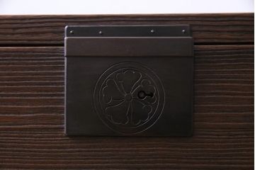 アンティーク家具　和製アンティーク　総桐材　浮造り仕上げ　渋さが漂う刀箪笥ローボード・2段(チェスト、和タンス、桐箪笥、桐たんす)
