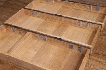 アンティーク家具　和製アンティーク　総桐材　浮造り仕上げ　渋さが漂う刀箪笥ローボード・3段(チェスト、和タンス、桐箪笥、桐たんす)
