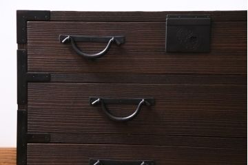 アンティーク家具　和製アンティーク　総桐材　浮造り仕上げ　渋さが漂う刀箪笥ローボード・3段(チェスト、和タンス、桐箪笥、桐たんす)