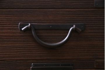 アンティーク家具　和製アンティーク　総桐材　浮造り仕上げ　渋さが漂う刀箪笥ローボード・3段(チェスト、和タンス、桐箪笥、桐たんす)