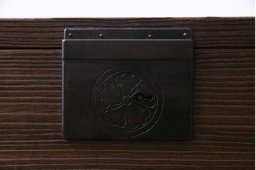 アンティーク家具　和製アンティーク　総桐材　浮造り仕上げ　渋さが漂う刀箪笥ローボード・3段(チェスト、和タンス、桐箪笥、桐たんす)