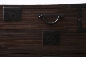 アンティーク家具　和製アンティーク　総桐材　浮造り仕上げ　渋さが漂う刀箪笥ローボード・3段(チェスト、和タンス、桐箪笥、桐たんす)