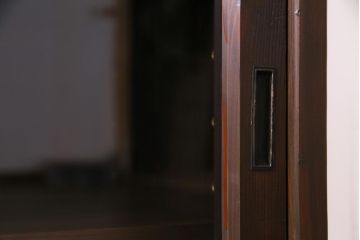 ラフジュ工房オリジナル　リメイク　レトロな雰囲気が温かみを感じる引き出し付きガラス戸棚(収納棚、サイドボード、テレビボード)