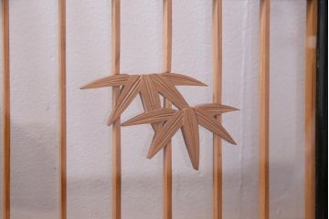 ラフジュ工房オリジナル　古建具リメイク　鶴松の組子が縁起の良いガラス戸棚(書院、収納棚、サイドボード)