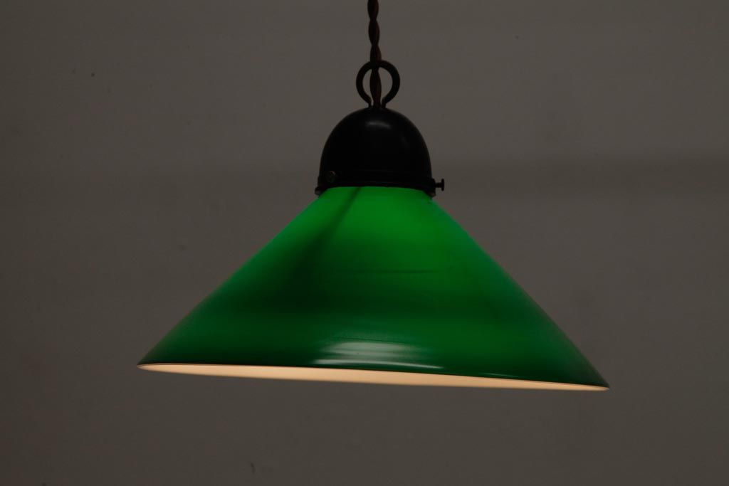 レトロ　戦前　ビビットなグリーンが目を引くペンダントライト(電笠、シェード、天井照明)