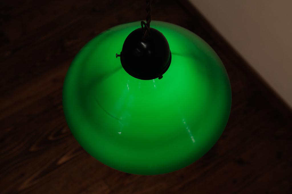 レトロ　戦前　ビビットなグリーンが目を引くペンダントライト(電笠、シェード、天井照明)