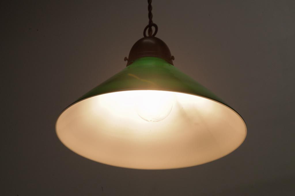 レトロ　戦前　ビビットなグリーンが目を引くペンダントライト(電笠、シェード、天井照明)