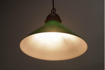 レトロ　戦前　ビビットなグリーンが目を引くペンダントライト(電笠、シェード、天井照明)