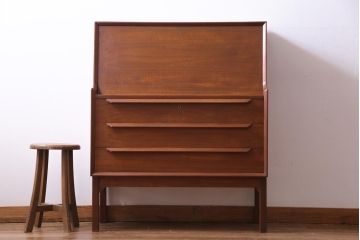 ヴィンテージ家具　北欧ビンテージ　デンマーク製　チーク材　都会的なデザインが魅力的なビューロー(デスク、在宅ワーク、在宅用チェスト)