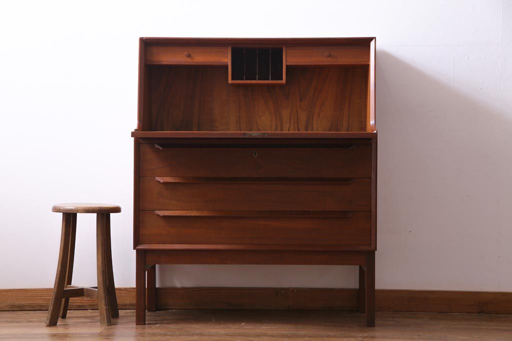 ヴィンテージ家具　北欧ビンテージ　デンマーク製　チーク材　都会的なデザインが魅力的なビューロー(デスク、在宅ワーク、在宅用チェスト)