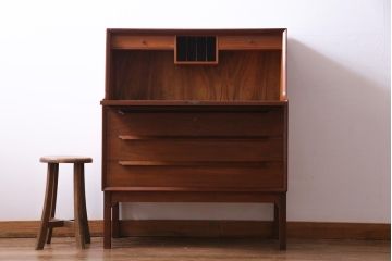 ヴィンテージ家具　北欧ビンテージ　デンマーク製　チーク材　都会的なデザインが魅力的なビューロー(デスク、在宅ワーク、在宅用チェスト)