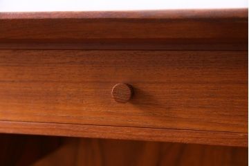 ヴィンテージ家具　北欧ビンテージ　デンマーク製　チーク材　都会的なデザインが魅力的なビューロー(デスク、在宅ワーク、在宅用チェスト)