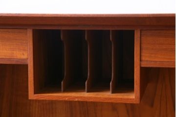 ヴィンテージ家具　北欧ビンテージ　デンマーク製　チーク材　都会的なデザインが魅力的なビューロー(デスク、在宅ワーク、在宅用チェスト)