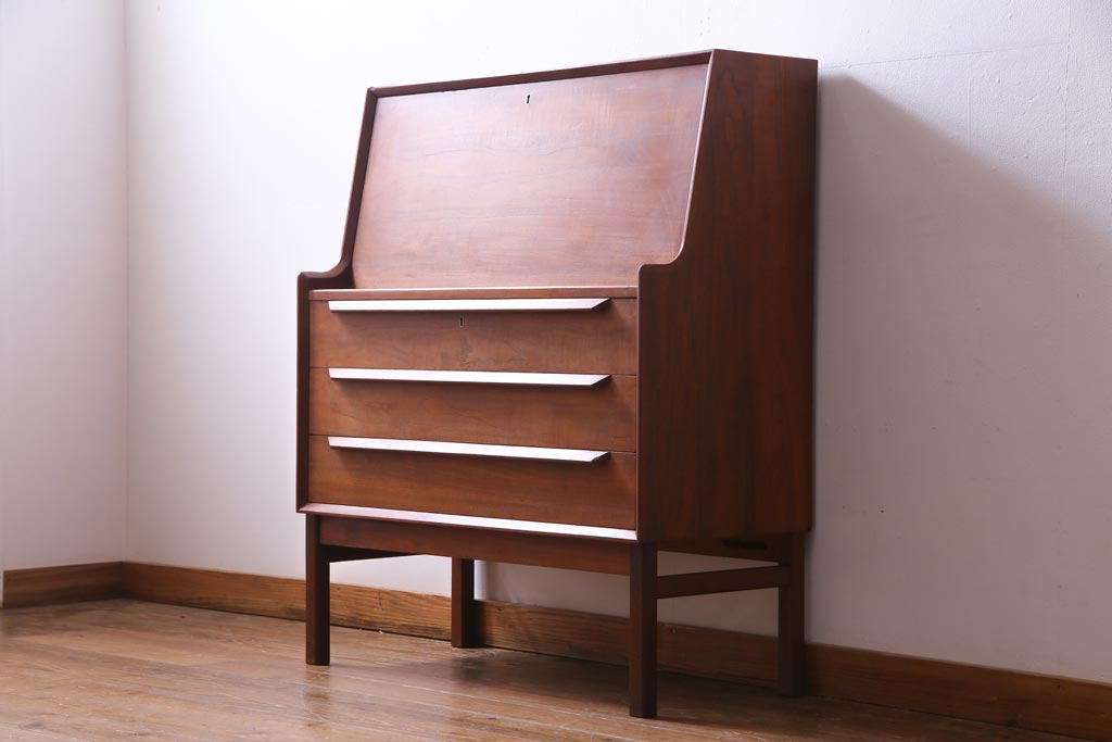 ヴィンテージ家具　北欧ビンテージ　デンマーク製　チーク材　都会的なデザインが魅力的なビューロー(デスク、在宅ワーク、在宅用チェスト)