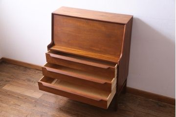 ヴィンテージ家具　北欧ビンテージ　デンマーク製　チーク材　都会的なデザインが魅力的なビューロー(デスク、在宅ワーク、在宅用チェスト)