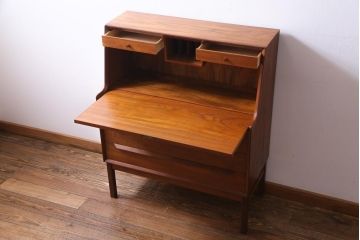 ヴィンテージ家具　北欧ビンテージ　デンマーク製　チーク材　都会的なデザインが魅力的なビューロー(デスク、在宅ワーク、在宅用チェスト)