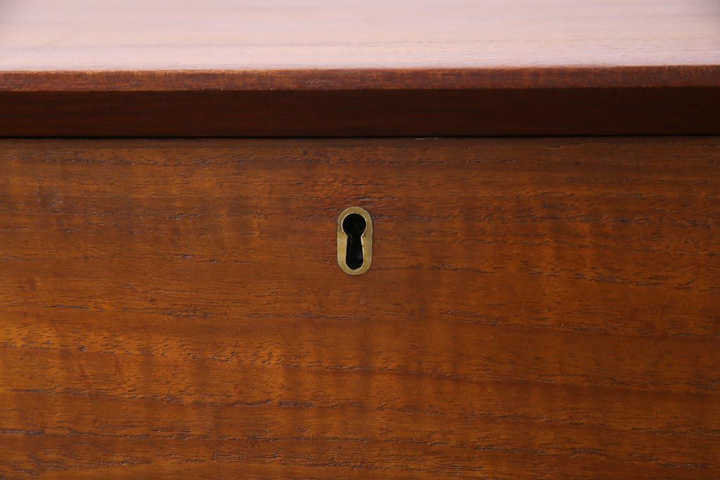 ヴィンテージ家具　北欧ビンテージ　デンマーク製　チーク材　都会的なデザインが魅力的なビューロー(デスク、在宅ワーク、在宅用チェスト)