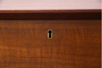 ヴィンテージ家具　北欧ビンテージ　デンマーク製　チーク材　都会的なデザインが魅力的なビューロー(デスク、在宅ワーク、在宅用チェスト)