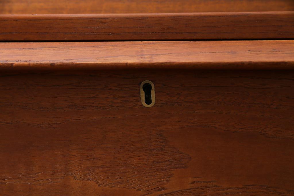 ヴィンテージ家具　北欧ビンテージ　デンマーク製　チーク材　都会的なデザインが魅力的なビューロー(デスク、在宅ワーク、在宅用チェスト)