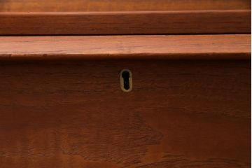 ヴィンテージ家具　北欧ビンテージ　デンマーク製　チーク材　都会的なデザインが魅力的なビューロー(デスク、在宅ワーク、在宅用チェスト)