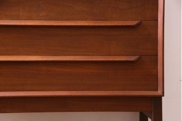 ヴィンテージ家具　北欧ビンテージ　デンマーク製　チーク材　都会的なデザインが魅力的なビューロー(デスク、在宅ワーク、在宅用チェスト)