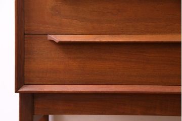 ヴィンテージ家具　北欧ビンテージ　デンマーク製　チーク材　都会的なデザインが魅力的なビューロー(デスク、在宅ワーク、在宅用チェスト)