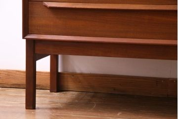 ヴィンテージ家具　北欧ビンテージ　デンマーク製　チーク材　都会的なデザインが魅力的なビューロー(デスク、在宅ワーク、在宅用チェスト)