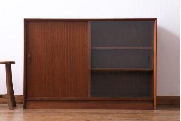 北欧家具　イギリスビンテージ　HERBERT E. GIBBS(ハーバート・E・ギブス)　木のぬくもりと洗練されたデザインが魅力のキャビネット(収納棚、本棚、サイドボード)