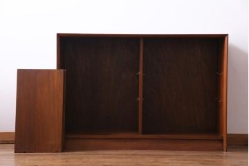 北欧家具　イギリスビンテージ　HERBERT E. GIBBS(ハーバート・E・ギブス)　木のぬくもりと洗練されたデザインが魅力のキャビネット(収納棚、本棚、サイドボード)