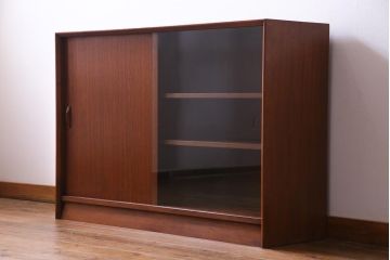 北欧家具　イギリスビンテージ　HERBERT E. GIBBS(ハーバート・E・ギブス)　木のぬくもりと洗練されたデザインが魅力のキャビネット(収納棚、本棚、サイドボード)